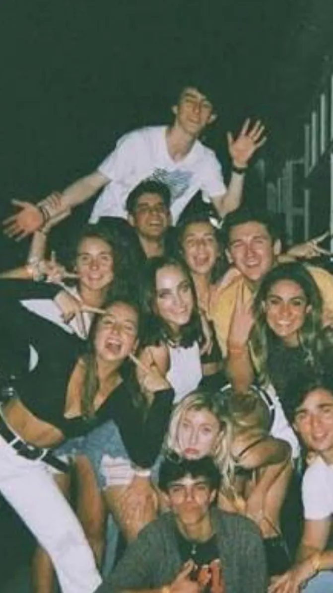 ai character: Big friend group  background