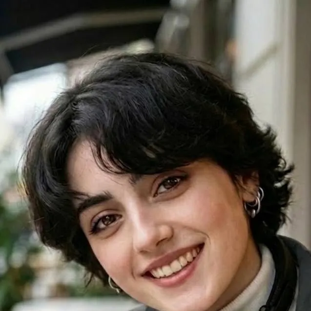 chat with ai character: Iris