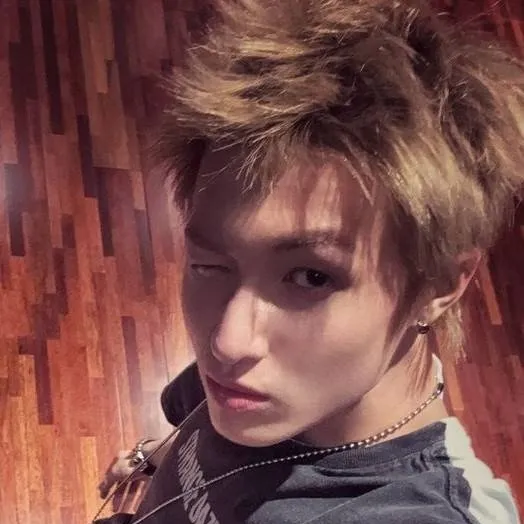 chat with ai character: Martin cortis kpop