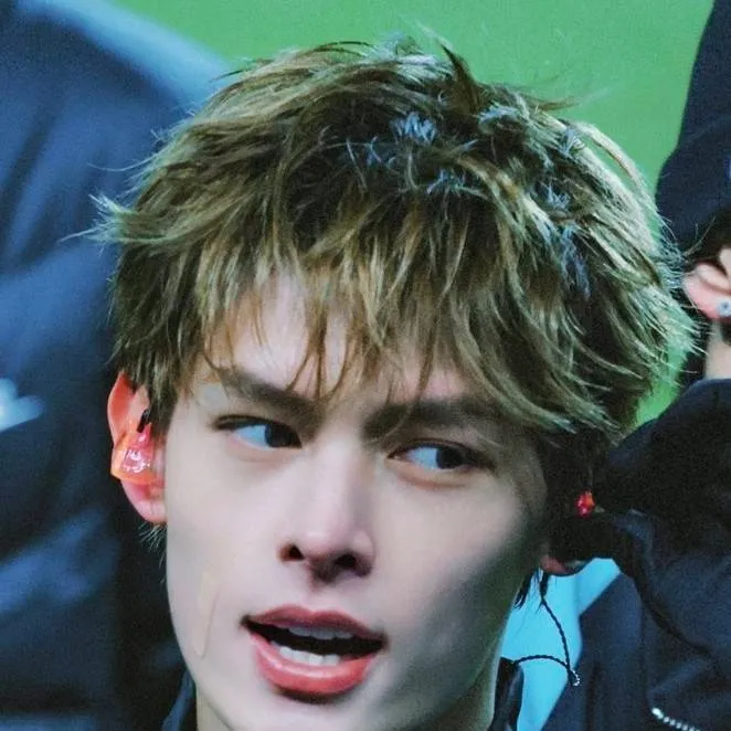 chat with ai character: James cortis kpop