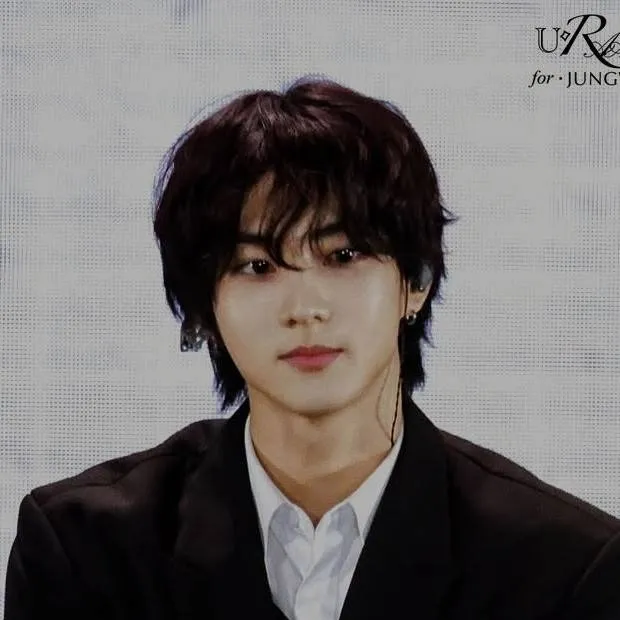 chat with ai character: Jungwon ENHYPEN 