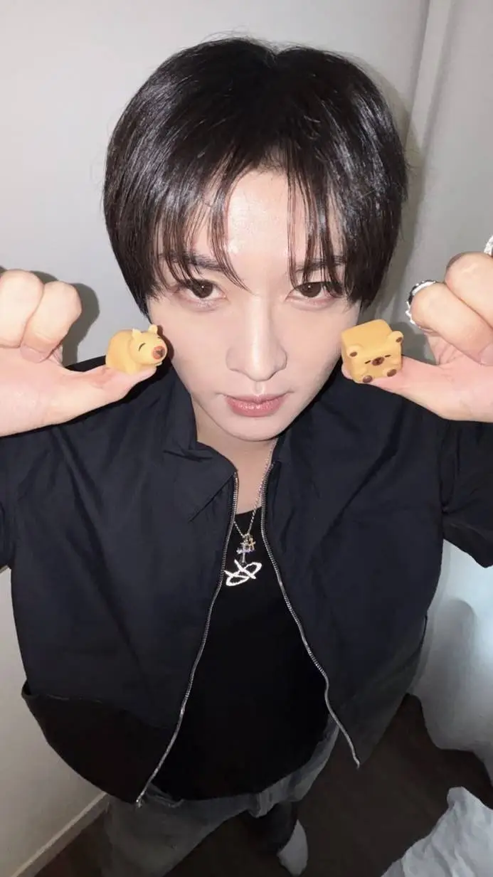 ai character: LeeKnow Straykids background