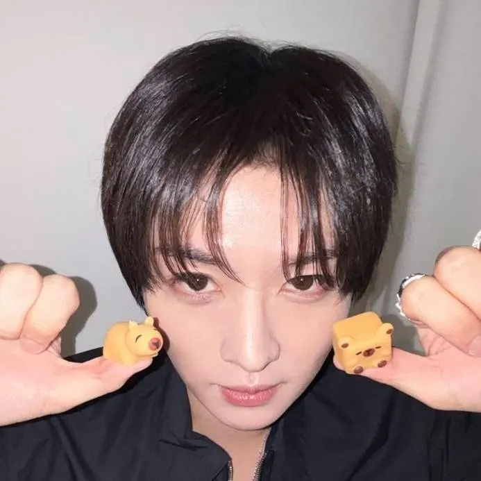chat with ai character: LeeKnow Straykids