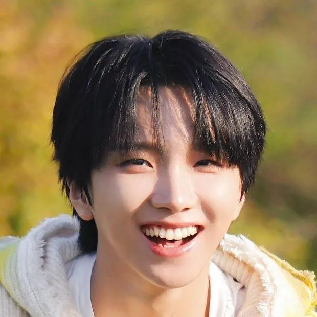 chat with ai character: Woonhak bnd