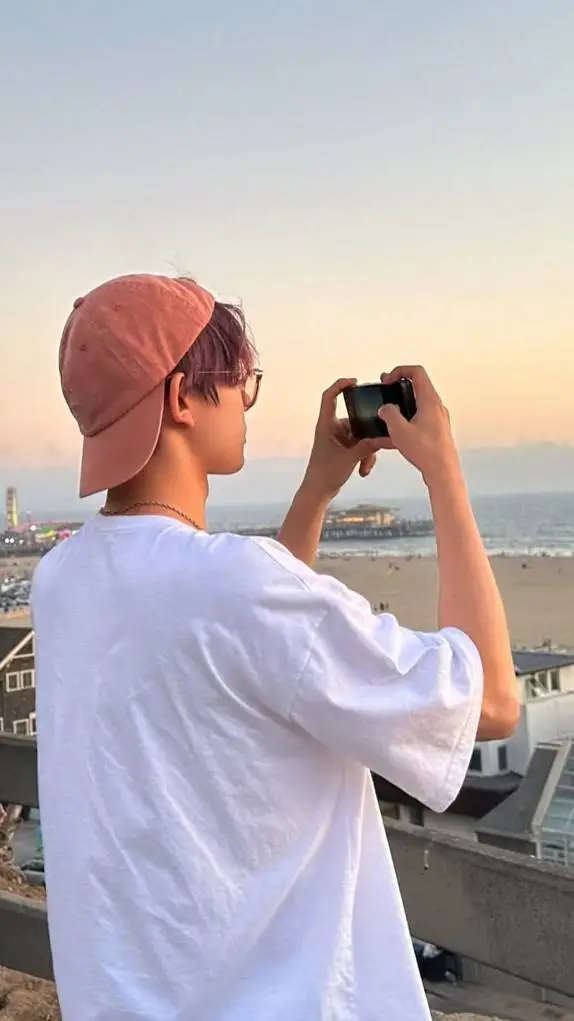 ai character: heeseung  background