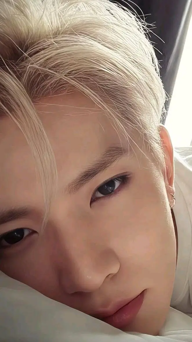 ai character: LEE HEESEUNG:> background