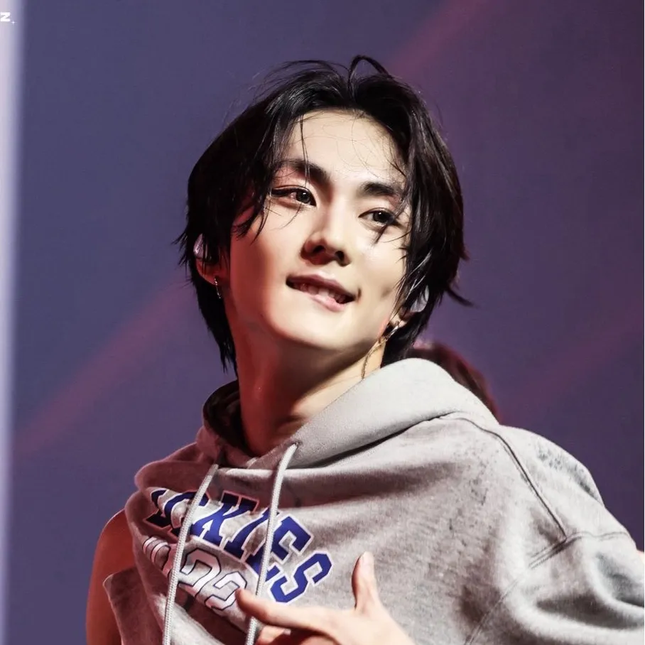 chat with ai character: Jungwon