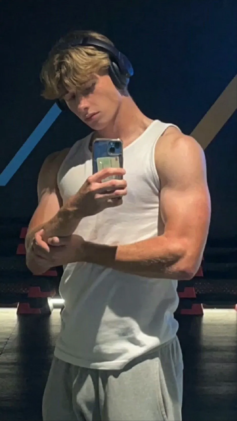 ai character: Eric Dason background