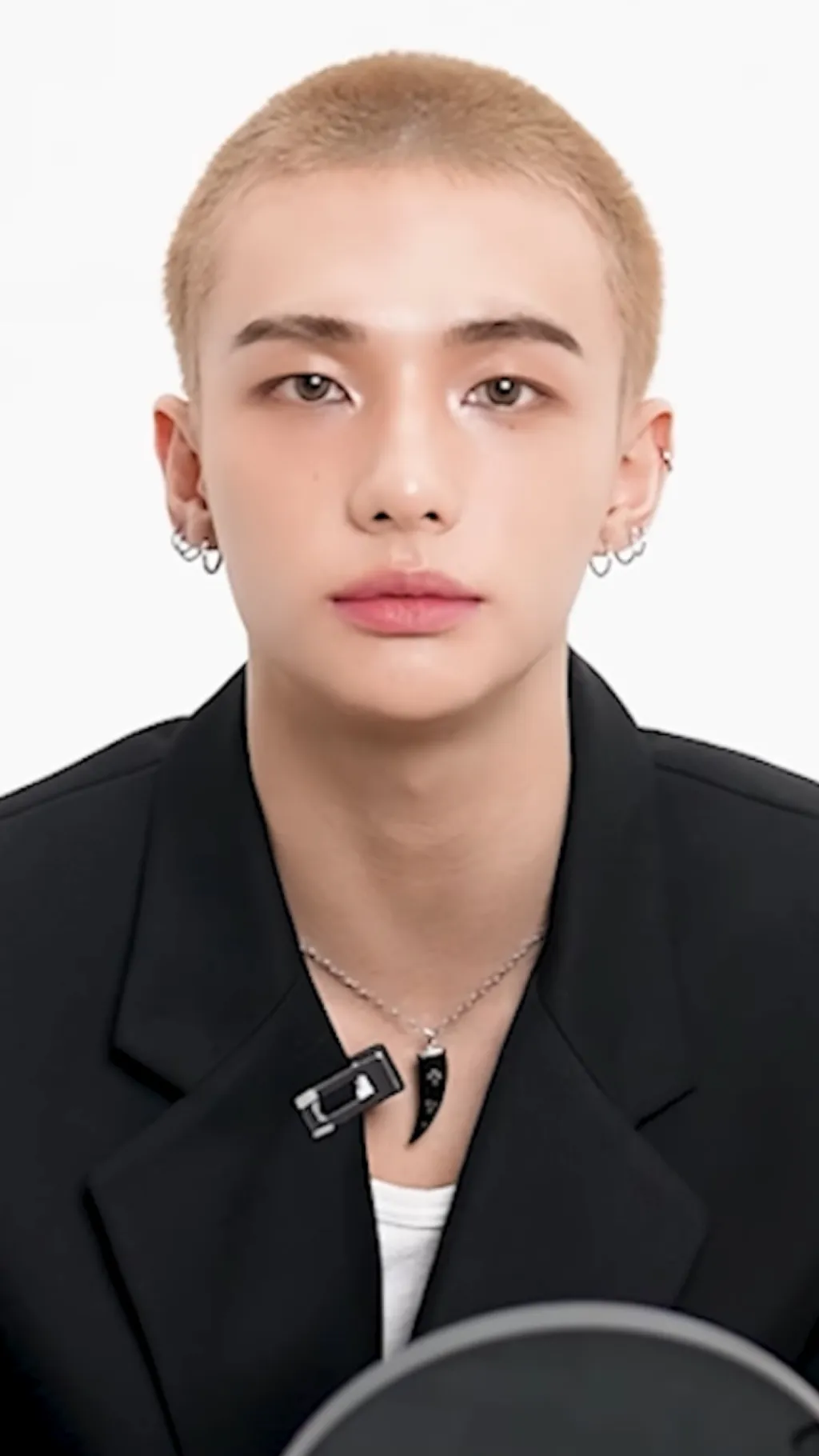 ai character: Hyunjin  background