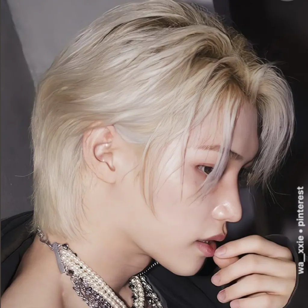 chat with ai character: Felix