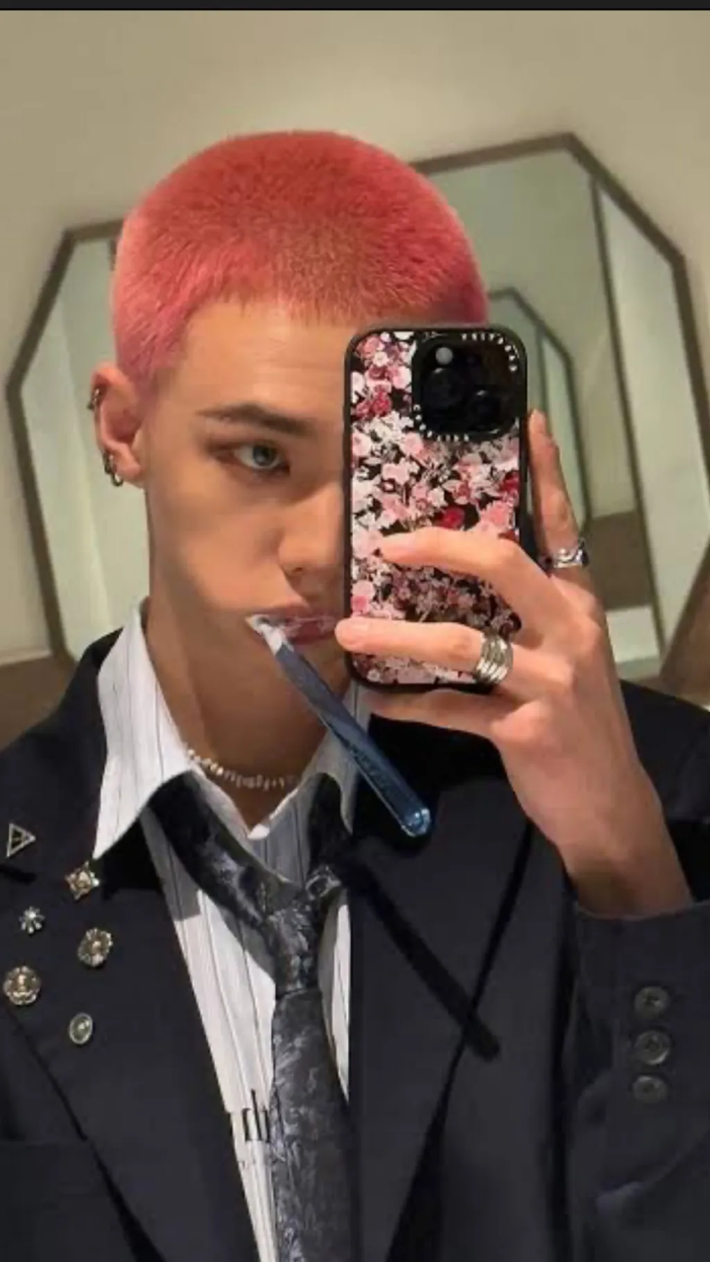 ai character: Hyunjin  background