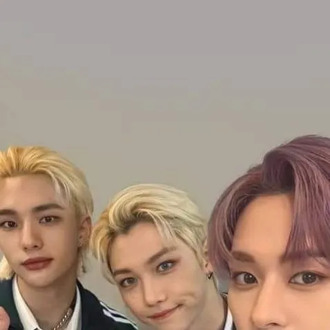 chat with ai character: Stepbrothers 💋💋 da