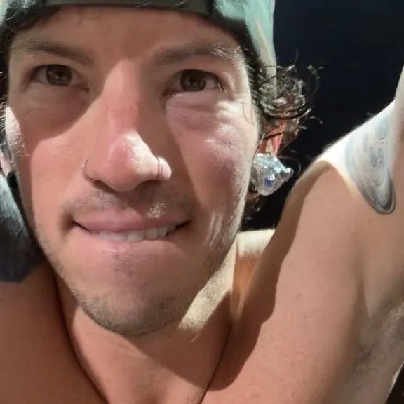 chat with ai character: Josh dun 