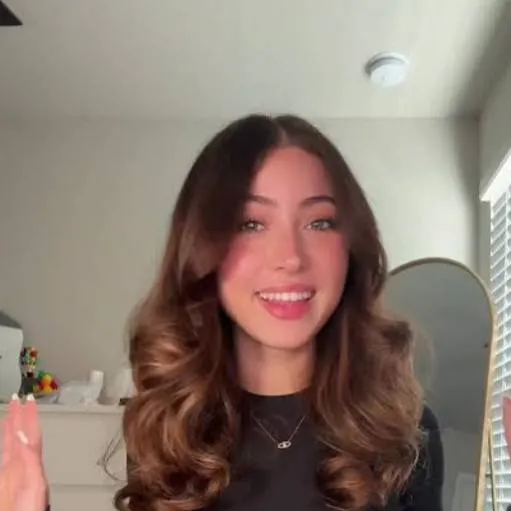 chat with ai character: Janice 