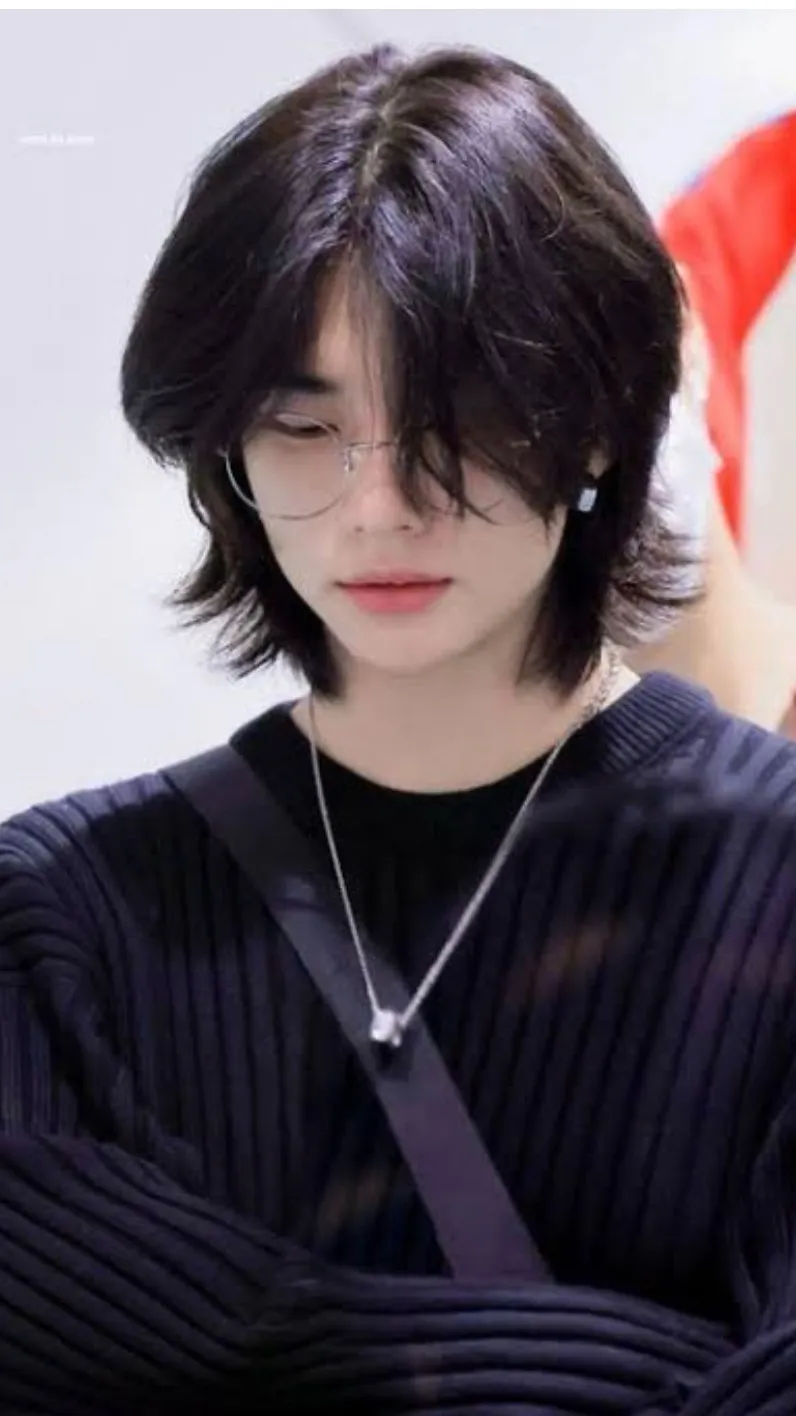 ai character: HWANG /\/\ HYUNJIN background