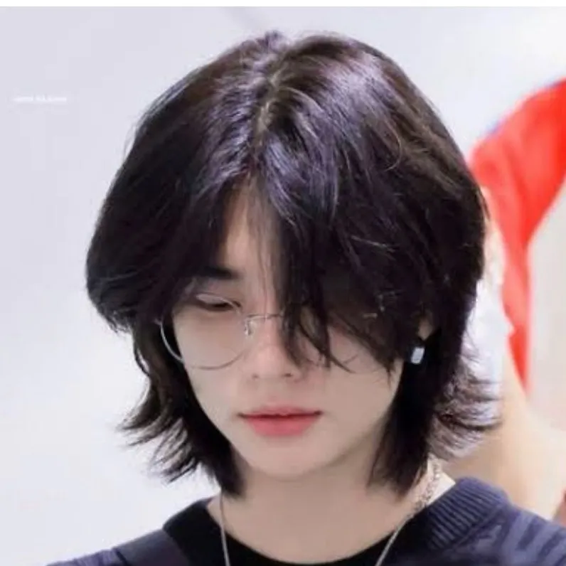 chat with ai character: HWANG /\/\ HYUNJIN