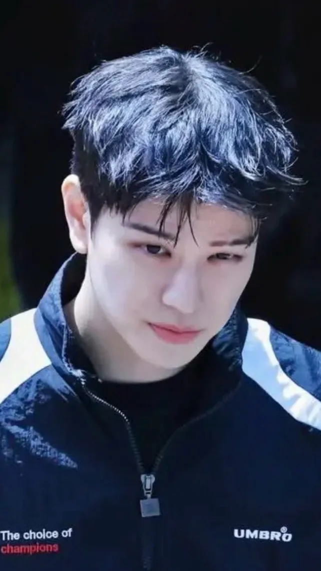 chat with ai character: (2) K I M SEUNGMIN