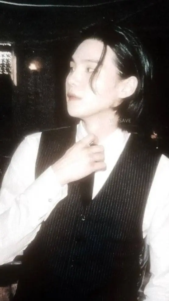 ai character: Min yoongi 💜  background