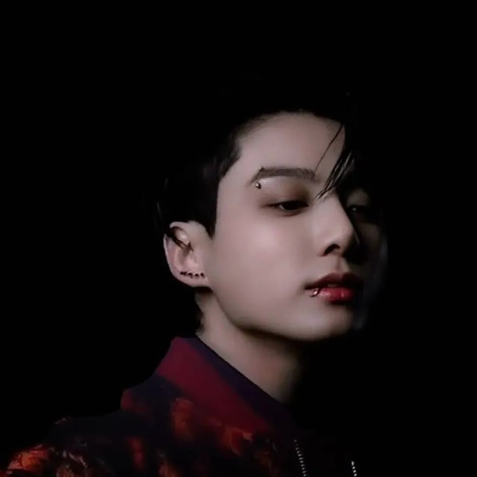 chat with ai character: jeon jungkook 🩶🩶🖤🖤