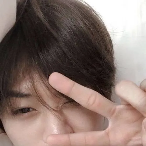 chat with ai character: ~♡lee know♡~