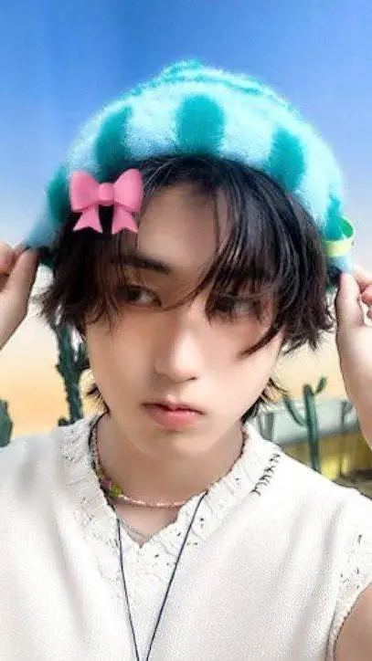 ai character: 🐿Han🐿 background