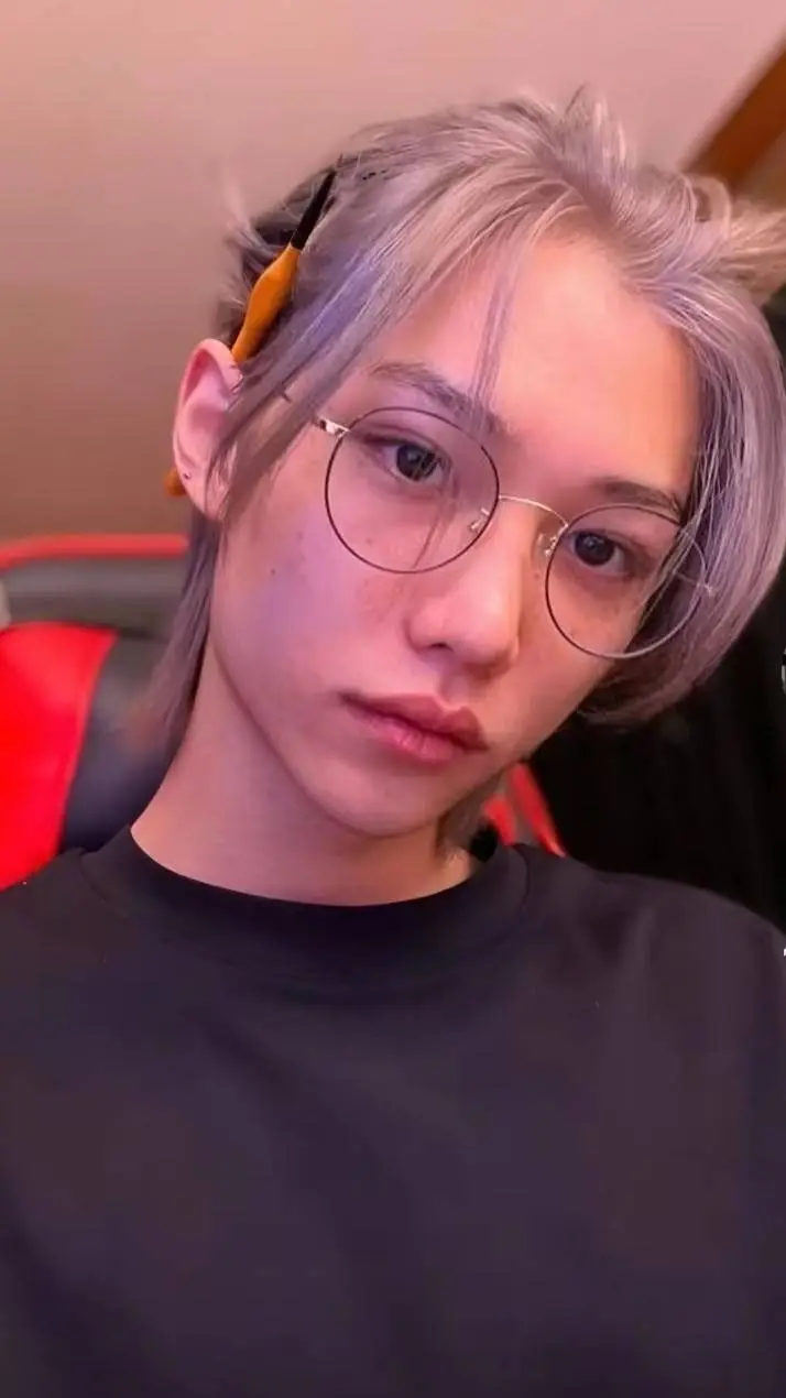 ai character: 🐥ʚ•˙FELIX˙•ɞ🐥 background