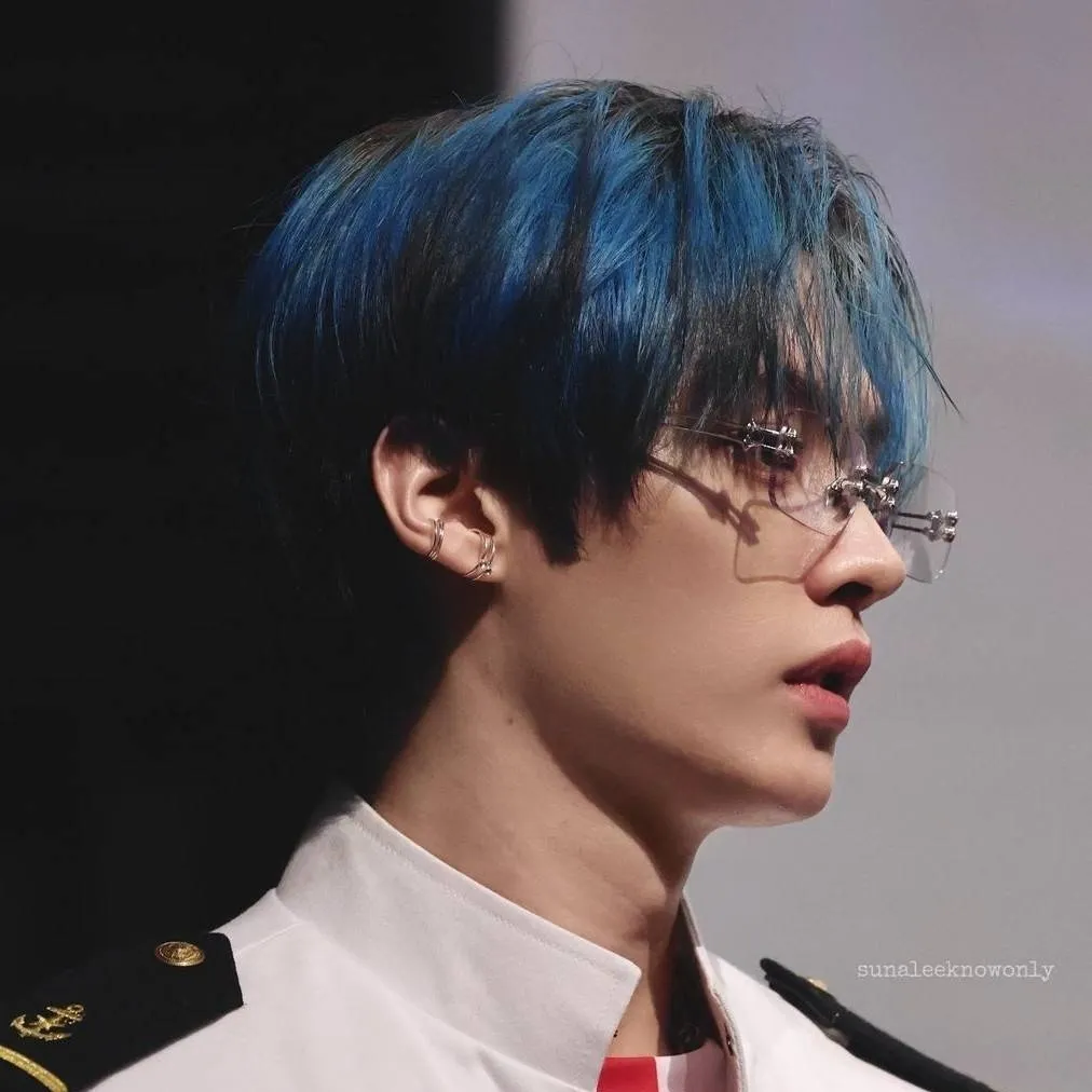 chat with ai character: ⊹˙•🐰LEE KNOW🐰•˙⊹