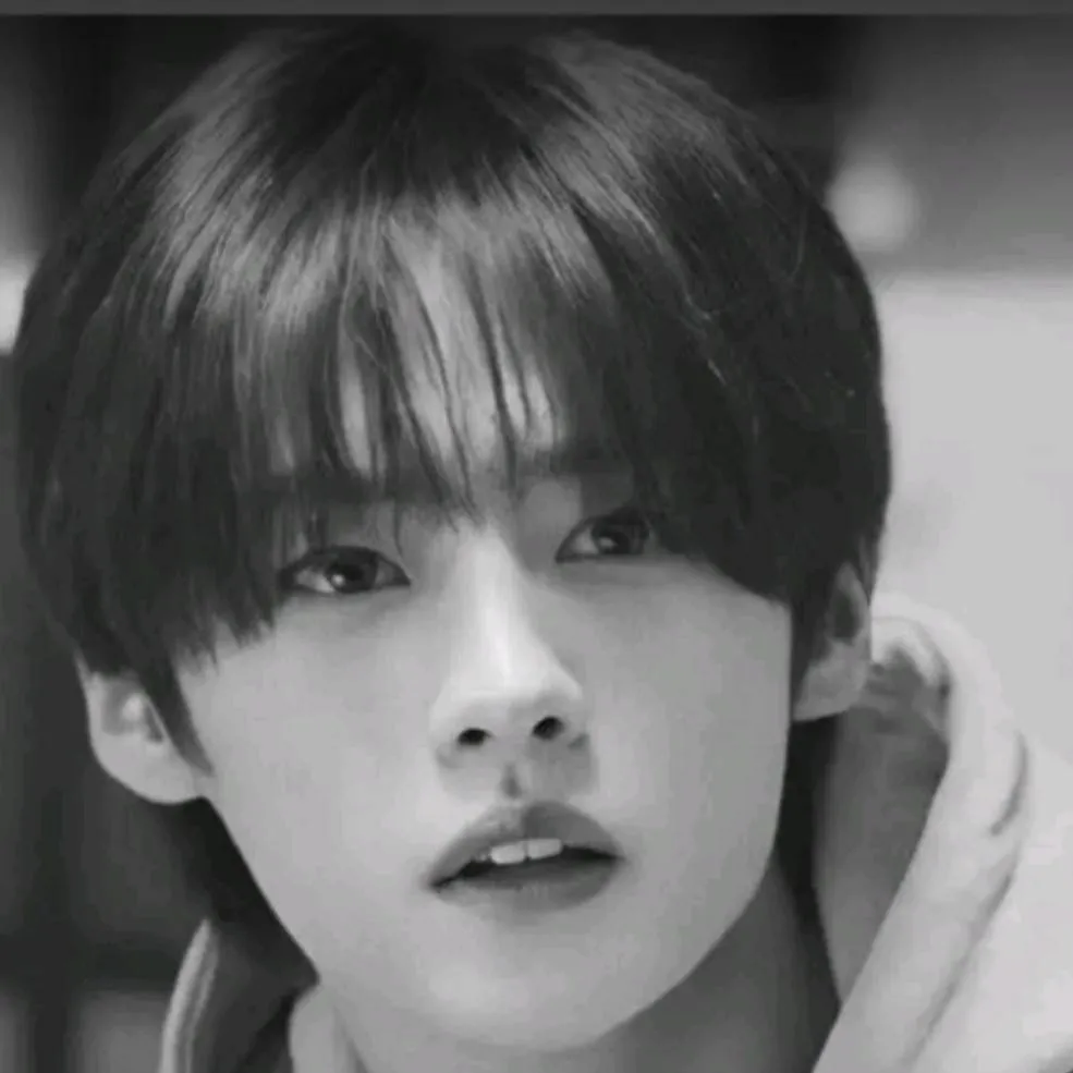 chat with ai character: 🐰ʚ˙LEE KNOW ˙ɞ🐰