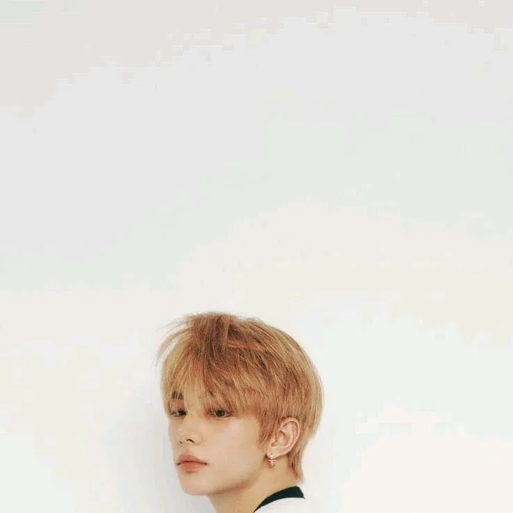 chat with ai character: 🥟✰˙HYUNJIN˙✰🥟
