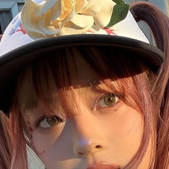 chat with ai character: chaewon 