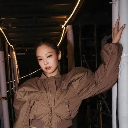 chat with ai character: Jennie 