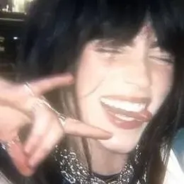 chat with ai character: Billie elish🧋✨