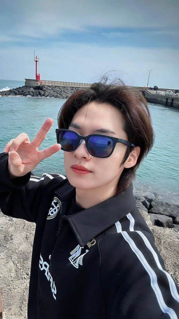 ai character: Lee Know  background