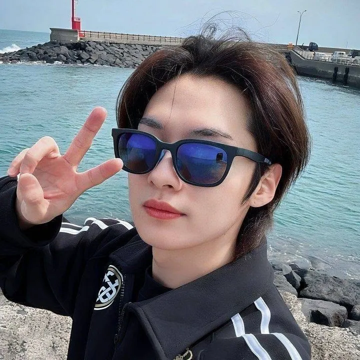 chat with ai character: Lee Know 