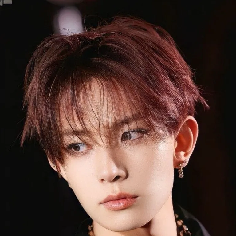 chat with ai character: 🪩•HESSEUNG•🪩