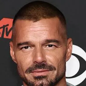 chat with ai character: Ricky Martin. 