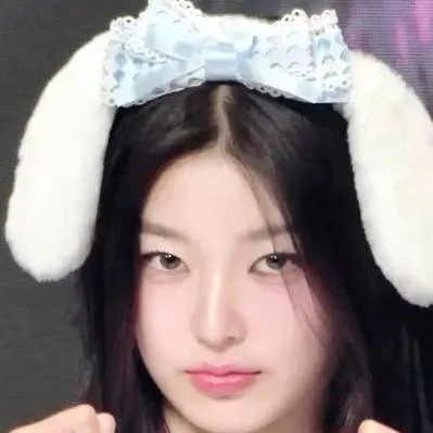 chat with ai character: Yoonchae