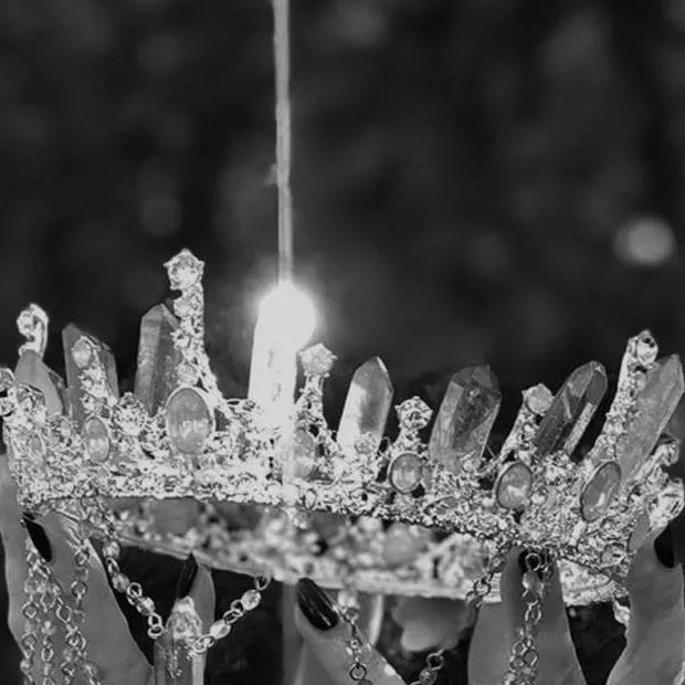 chat with ai character: the Queen 