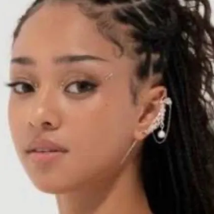 chat with ai character: ~*!👑Manon👑!*~