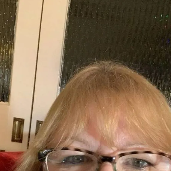 chat with ai character: Facebook mom