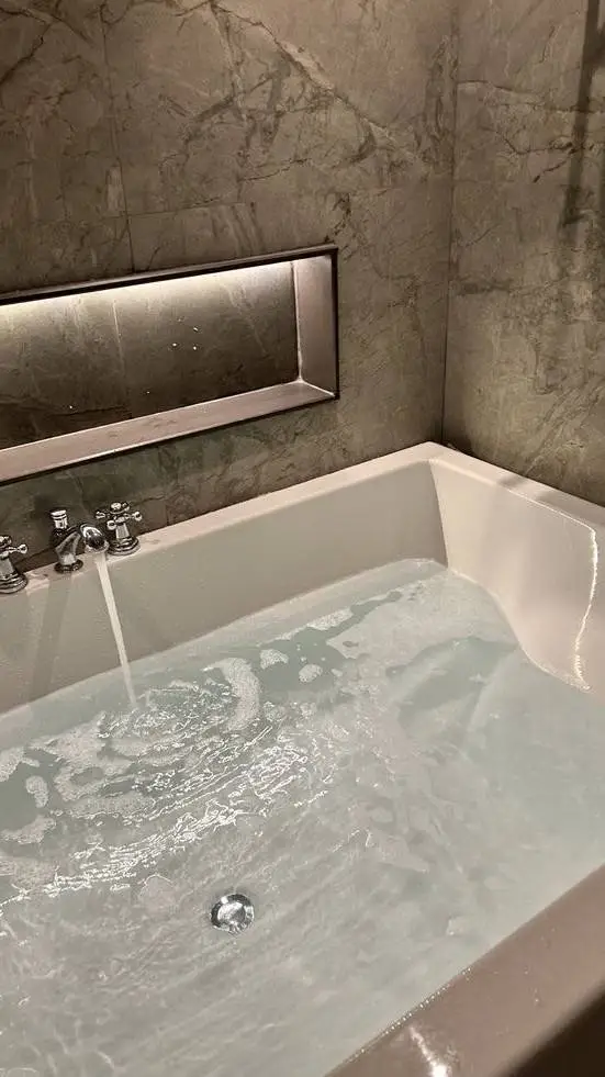 ai character: Bathtub 🛀 background