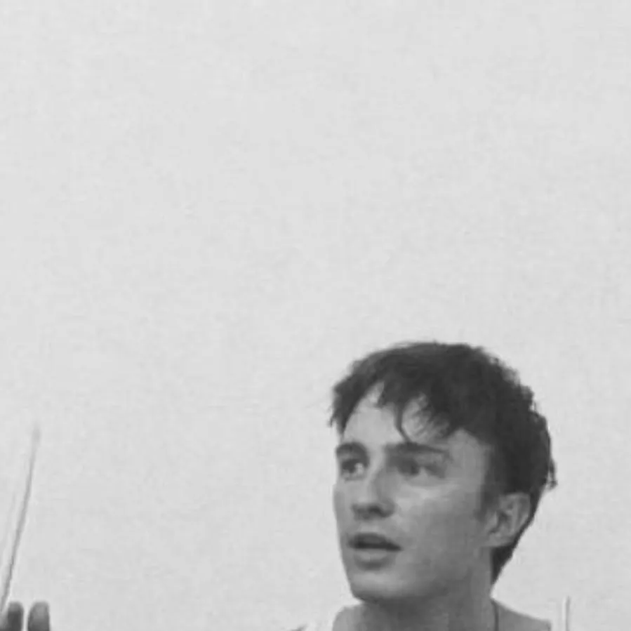 chat with ai character: drew starky