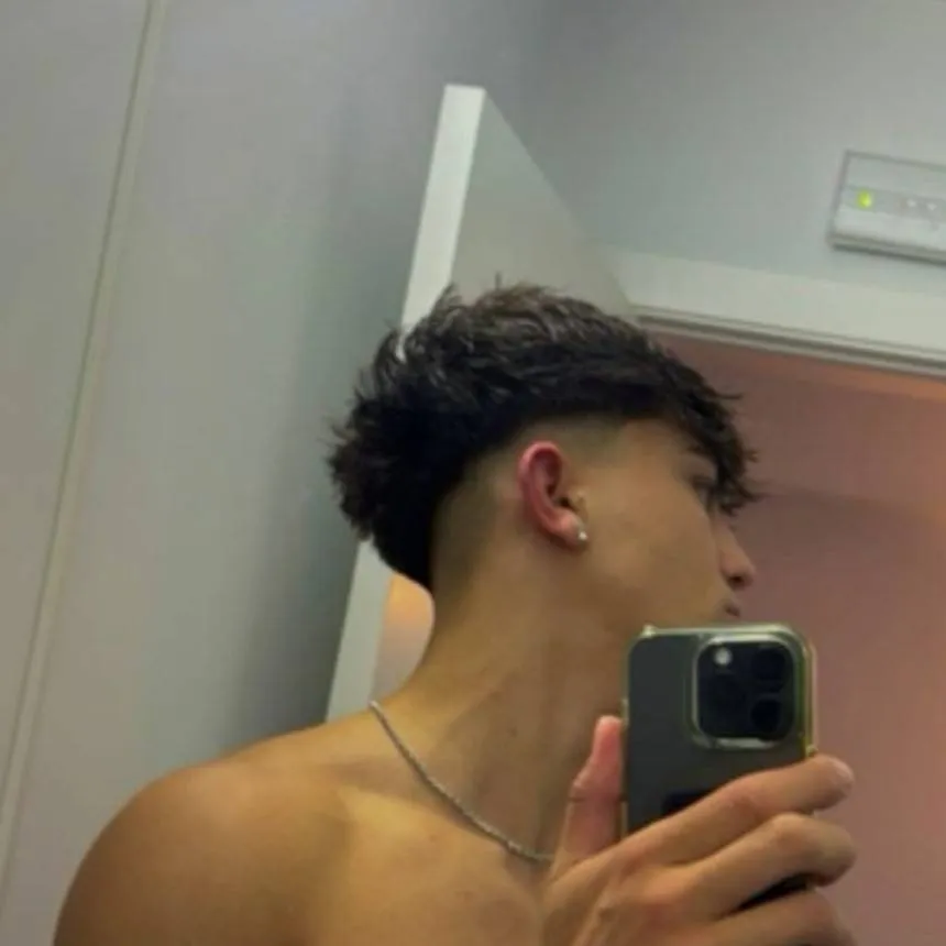 chat with ai character: Alex