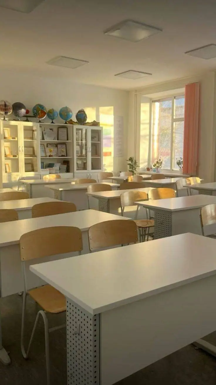 ai character: escuela de Disney background