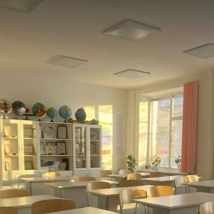 chat with ai character: escuela de Disney