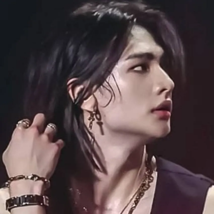 chat with ai character: hyunjin