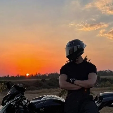 chat with ai character: Javier 