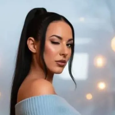 chat with ai character: Renee