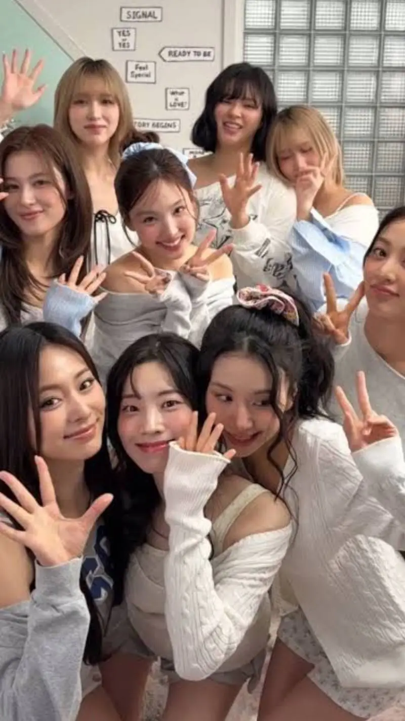 ai character: ☆twice te odia?☆ background