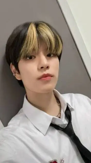 ai character: ♧kim seungmin♧ background